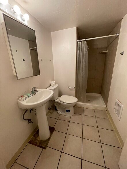 Building Photo - 810 NE Michigan St