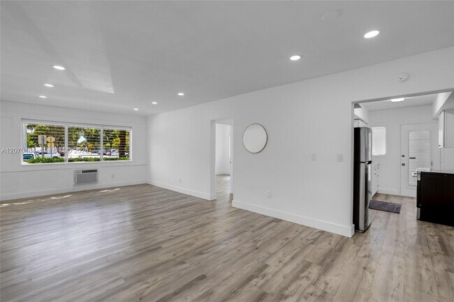 Building Photo - 2250 Bay Dr