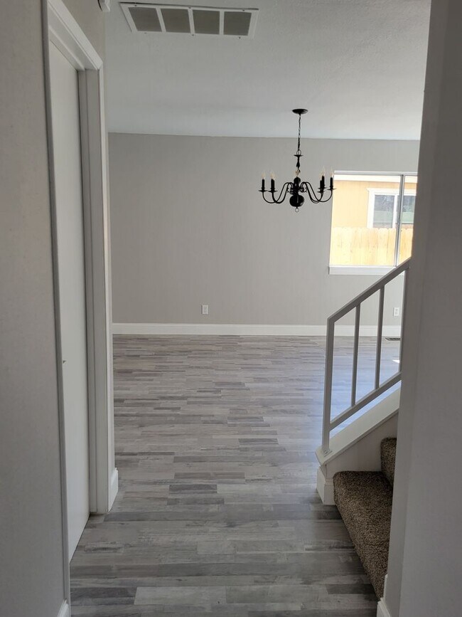 Building Photo - Beautiful Remodeled 4 Bedroom in Sparks