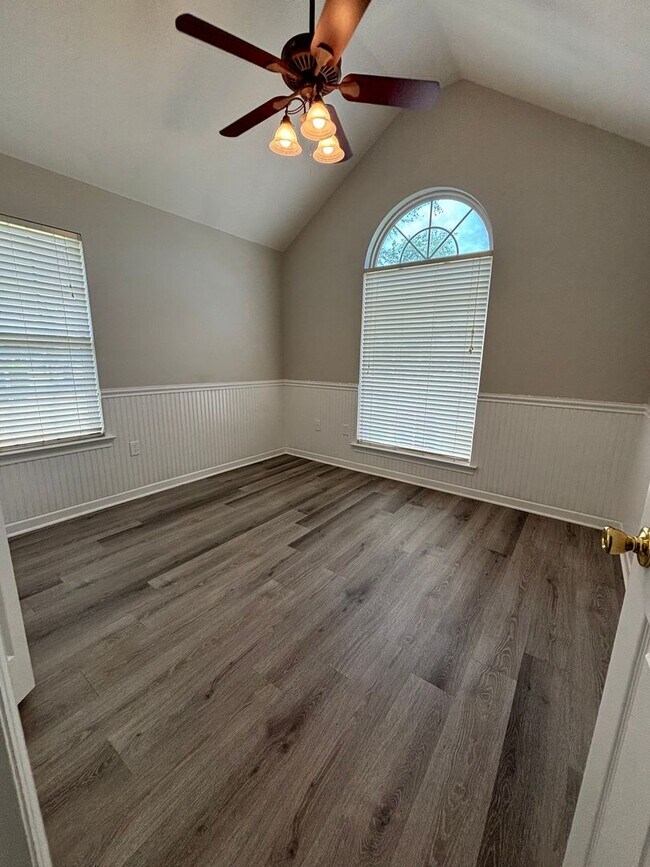 Building Photo - 499 Marble Falls