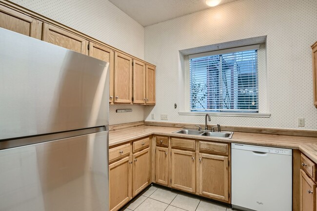 Building Photo - Beautiful 3/2 on Greenbelt (Inquire for Av...