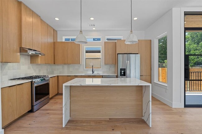 Building Photo - 909 Payne Ave