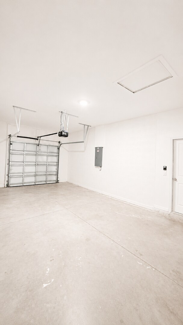 Building Photo - Hidden Gem! Beautiful 3/2 Duplex