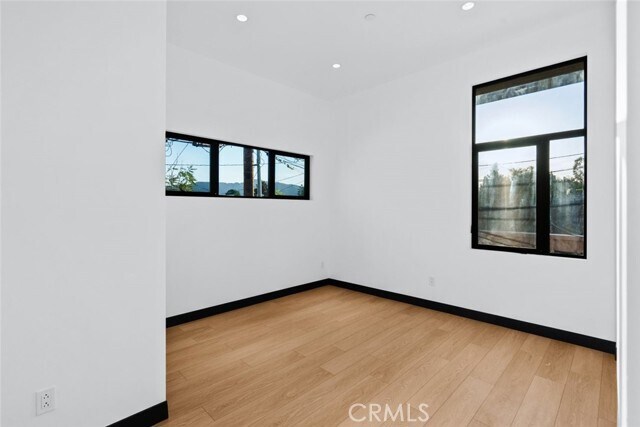 Building Photo - 922 W Clark Ave