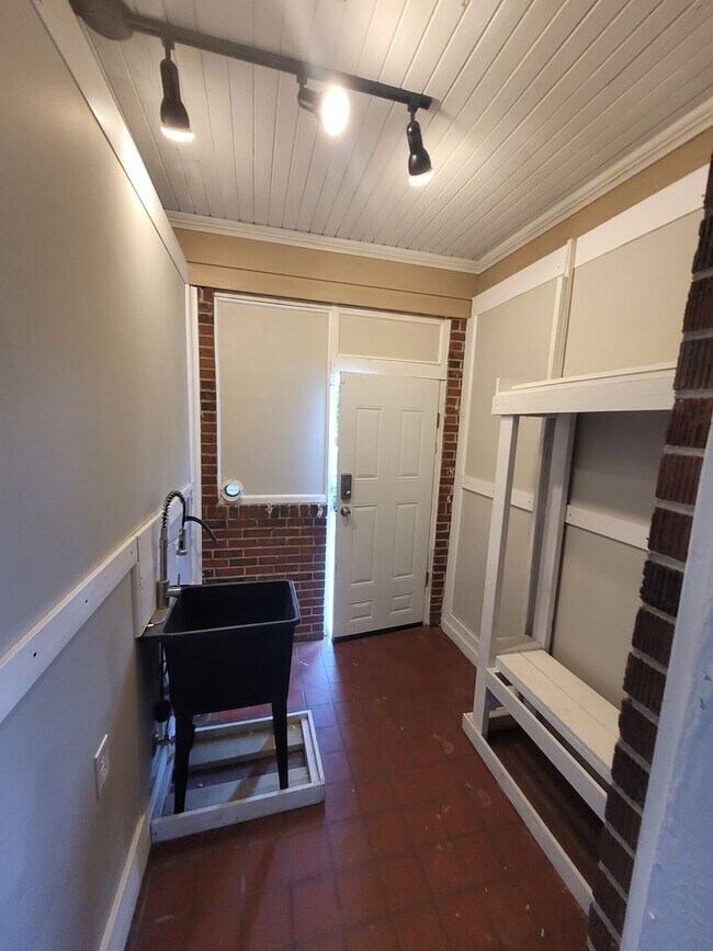 Building Photo - 2400 Bell St