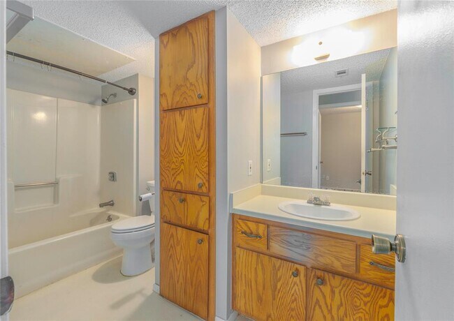 Building Photo - 6903 Deatonhill Dr