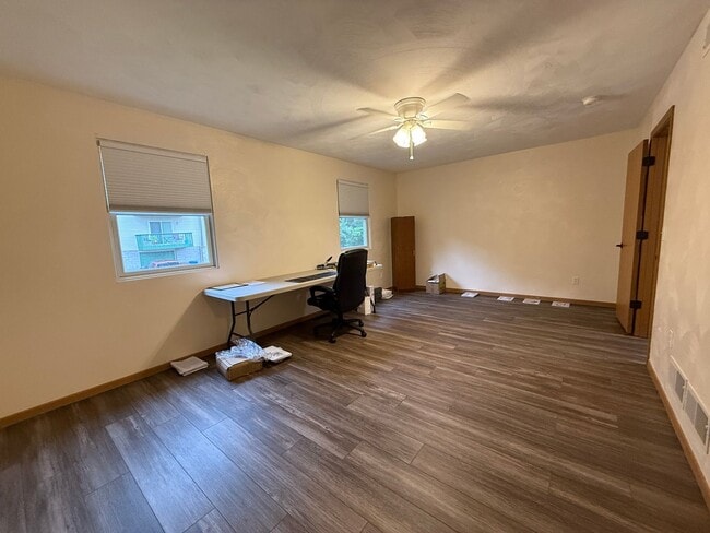 Building Photo - Beautiful 2 Bedroom Townhome - Only Steps ...