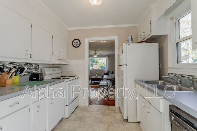 Building Photo - 4 Long Hill St