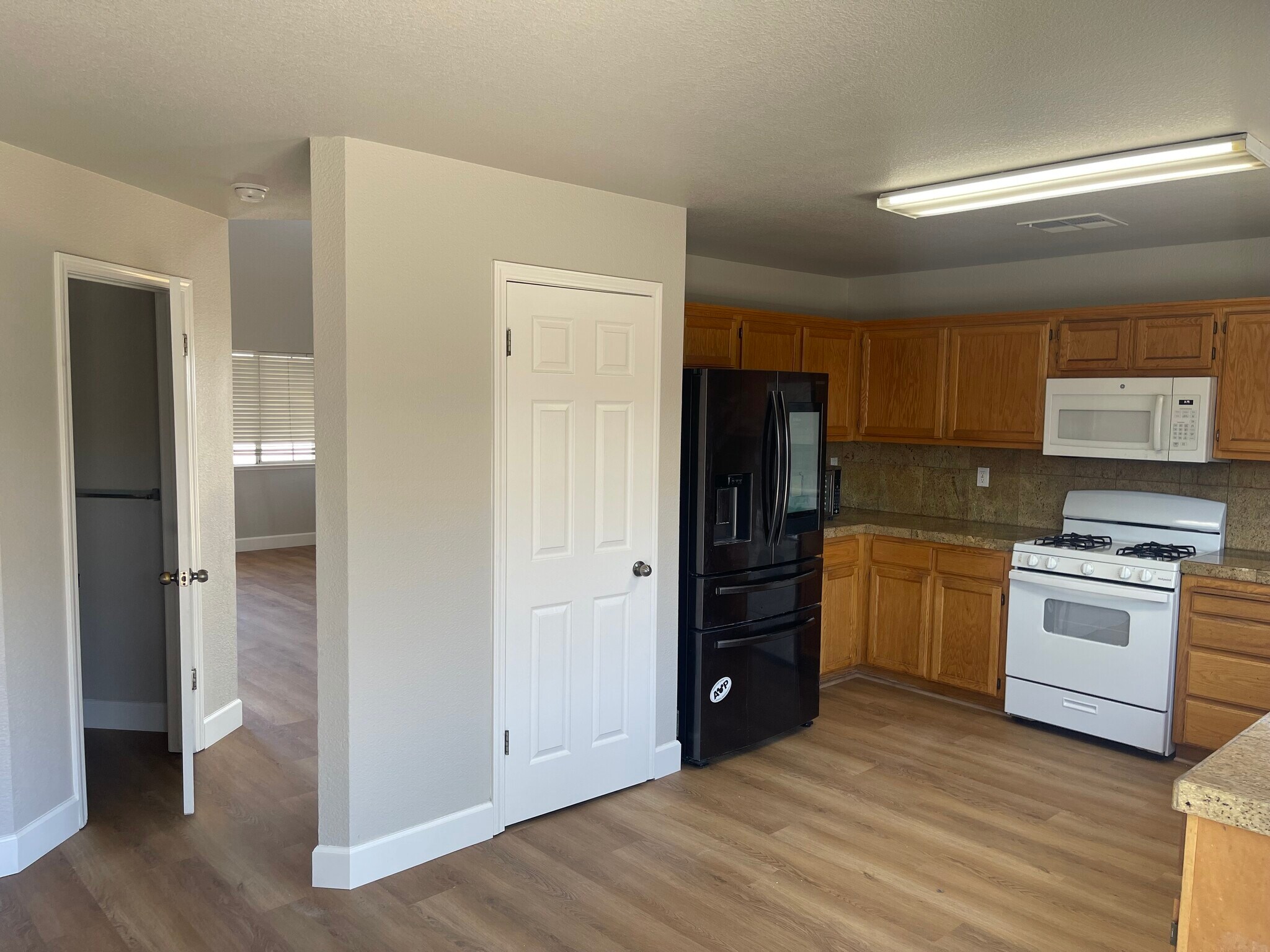 large Samsung fridge - 3978 Seagull Ct