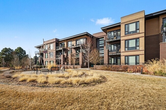 Building Photo - April 2026 - 2 bed 2 bath beautiful condo!