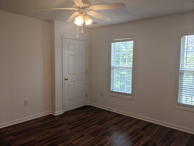 Building Photo - Great Mooresville Location!