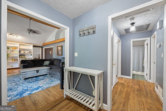 Building Photo - 2076 Lake Ridge Terrace