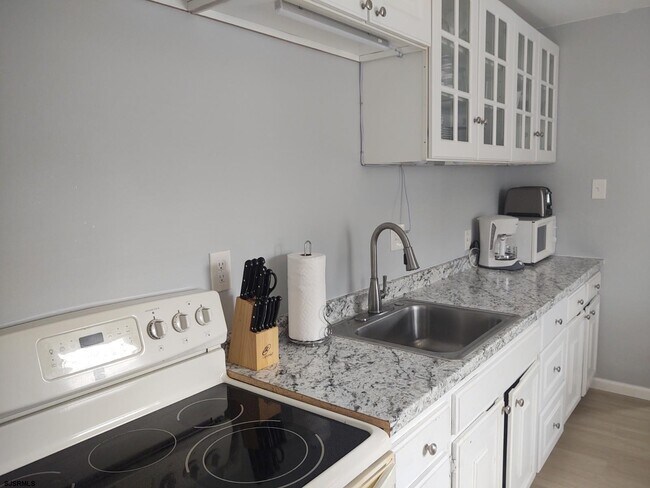 Building Photo - 701 E Beach Ave