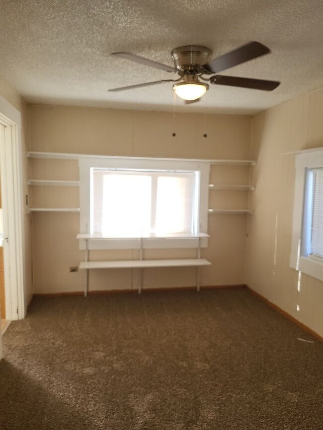 Building Photo - 4381/2 14th St - 2BR house behind Victorian Square in Sparks