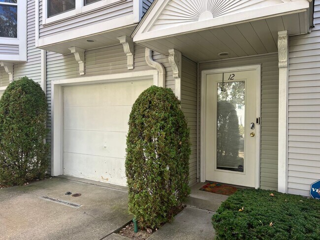 Building Photo - Beautiful 3 Bed/ 3 Bath Townhome in Privat...