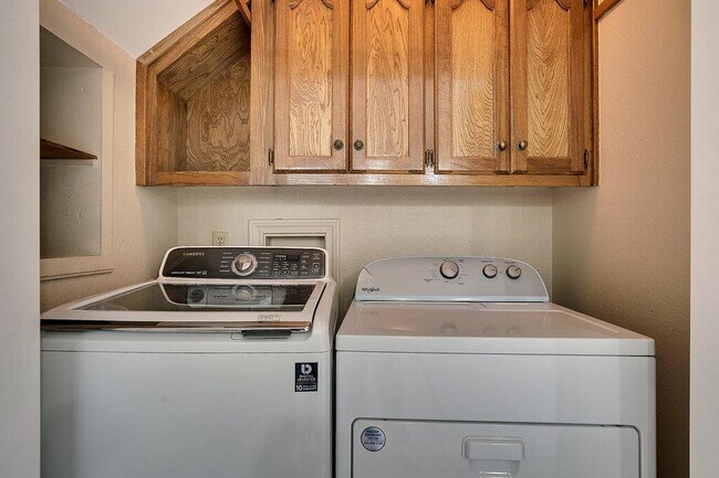Building Photo - 6501 Cascada Dr