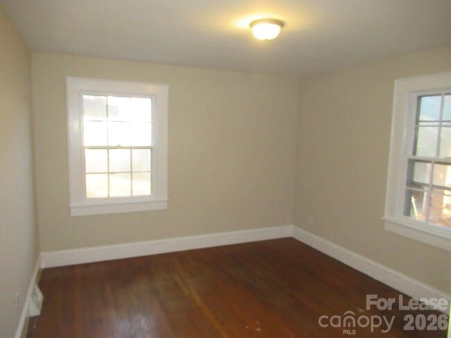 Building Photo - 505 S Cedar St