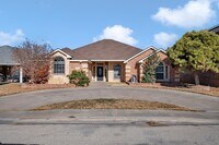 Building Photo - 6915 Robbie Rd