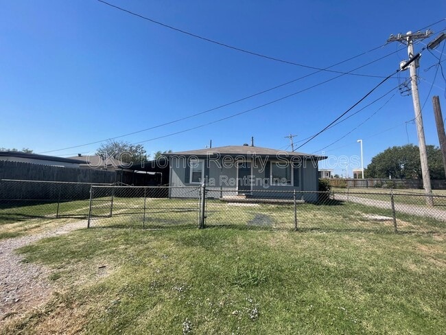 Building Photo - 137 SE 1st St