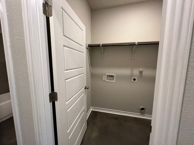 Building Photo - 926 Country Club Dr