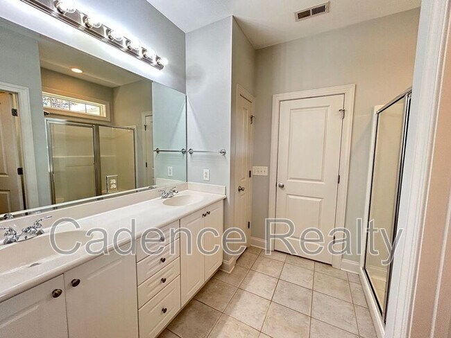 Building Photo - 814 Lambrook Dr