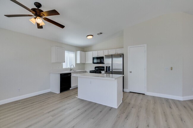 Building Photo - Stunning 3 bedroom, 2 bathroom house located in Silverado Ranch.