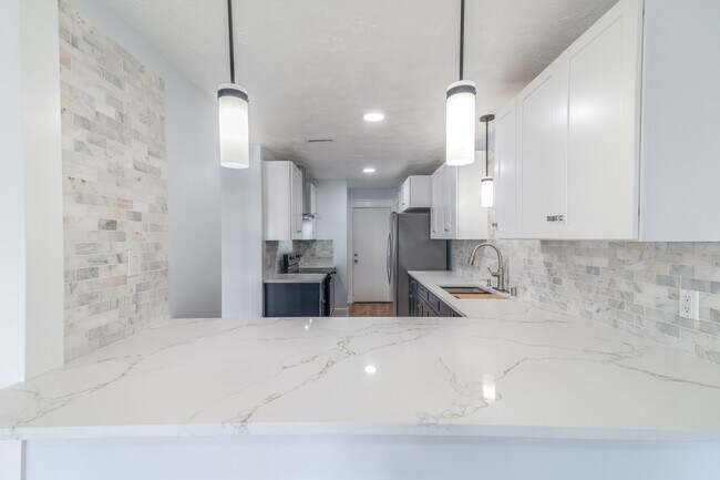 Building Photo - 3939 Knollcrest Dr