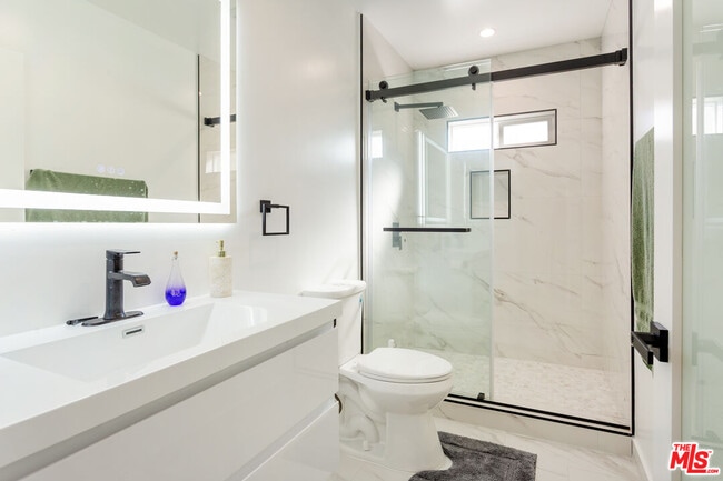 Building Photo - 1419 N Orange Dr