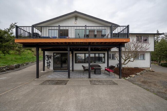 Back - 2433 Crestline St