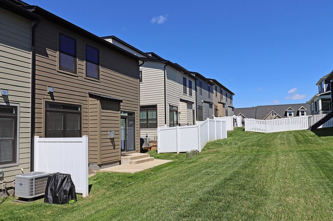 Building Photo - Spacious Cascadia Townhome With Rooftop Te...