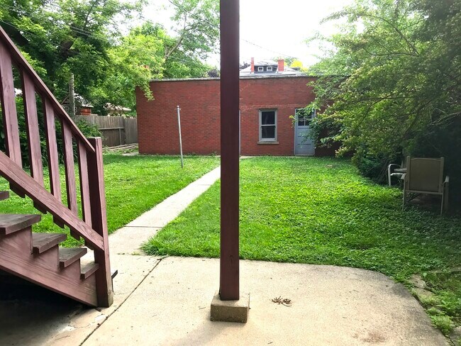 Building Photo - 706 S Maple Ave