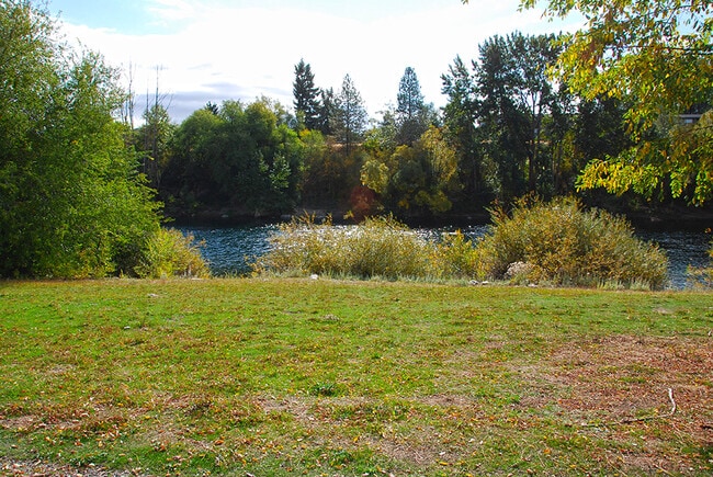 Building Photo - Spacious And Nicely Updated 2 bed 1 Bath Condo unit w/ full size laundry