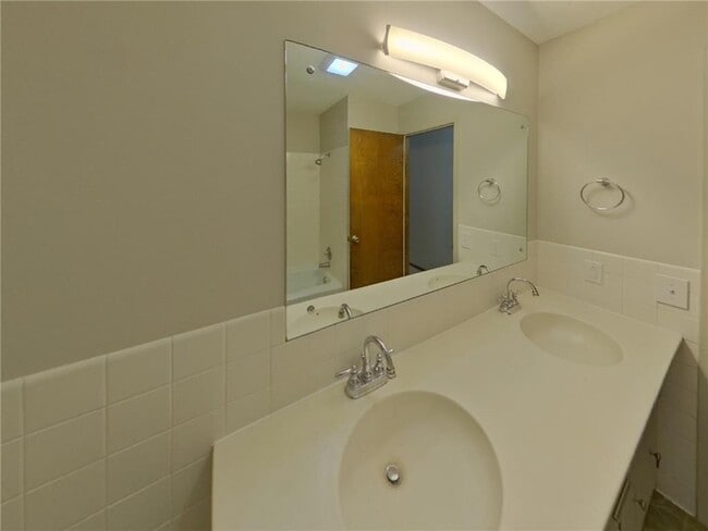 Building Photo - 931 Market St S