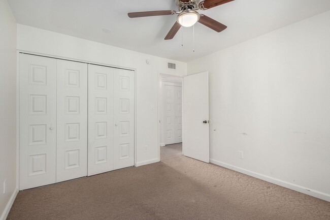 Building Photo - Charming 3 bedroom townhouse in Glendale!