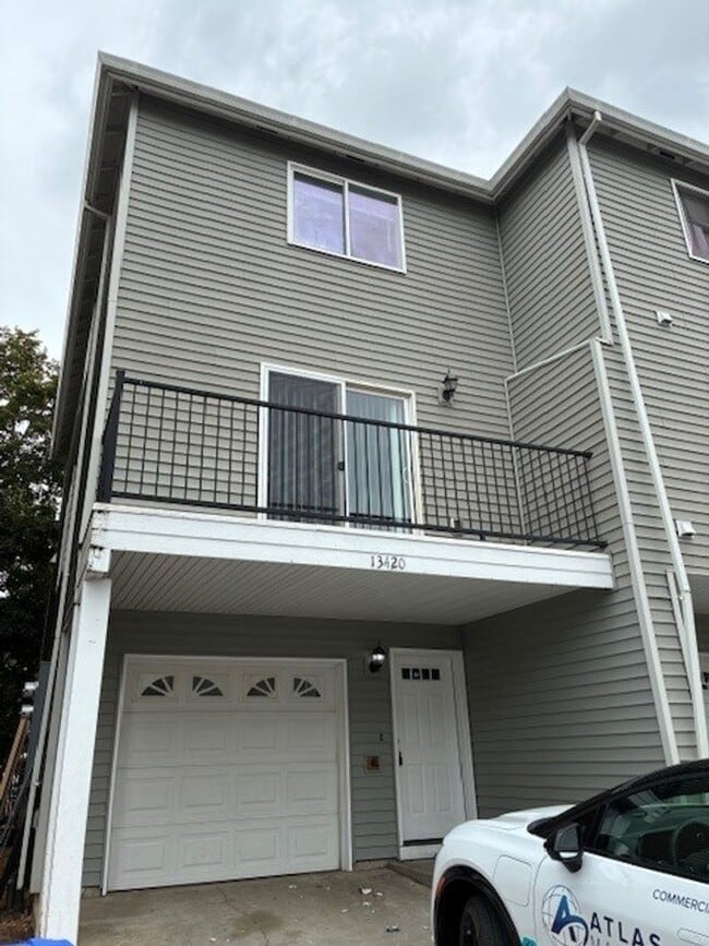 Building Photo - Division 16 Plex