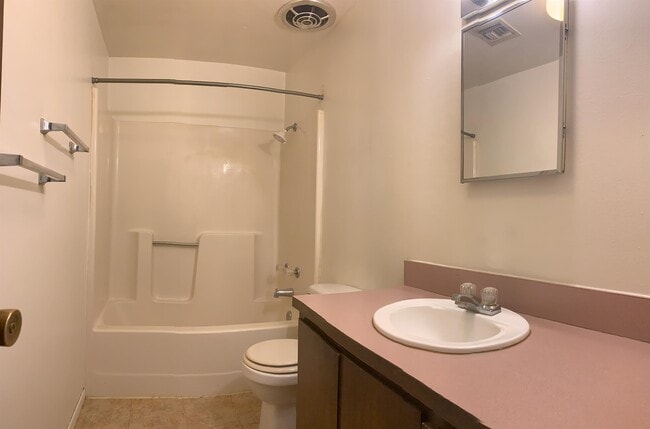 Building Photo - 1120 N Oak St