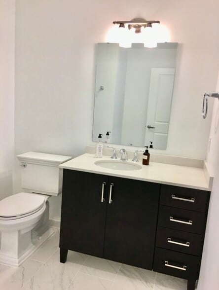 Building Photo - 10 Byron Pl