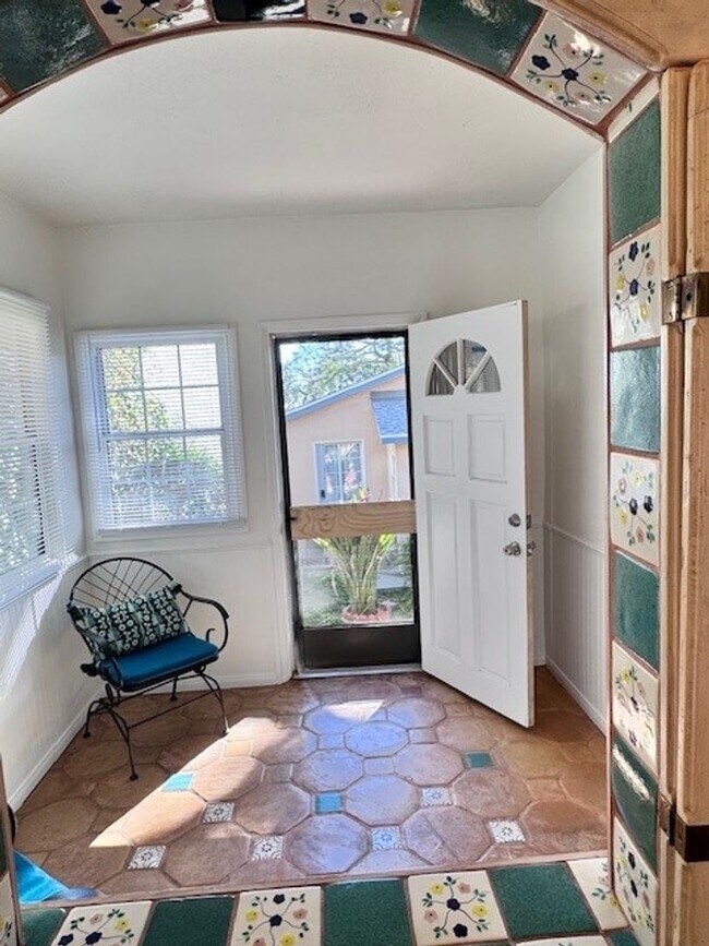 Building Photo - One bedroom, one bath in La Crescenta