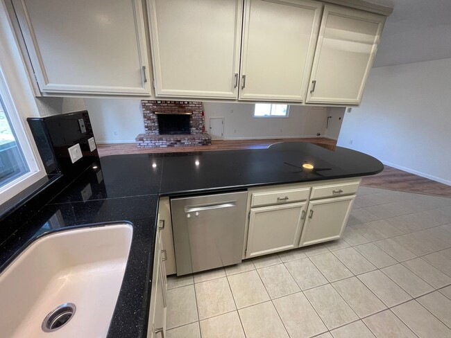 Building Photo - Spacious three bedroom home in desirable Windsor neighborhood!