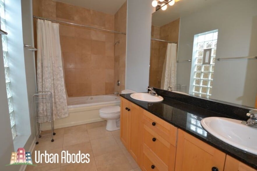 Building Photo - 1743 W North Ave