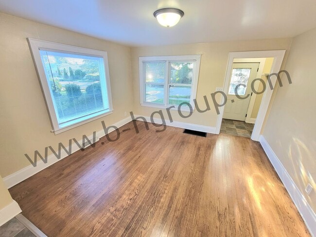 Building Photo - Great Location!