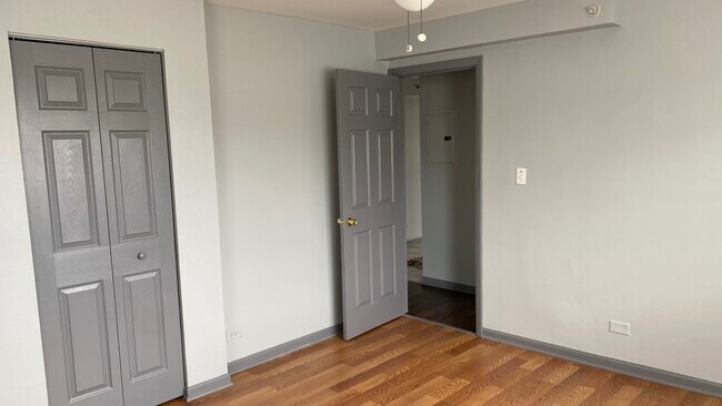 Building Photo - 8720 S Roberts Rd