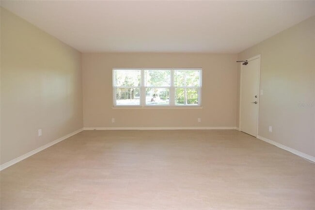 Building Photo - 606 12th Ave NE