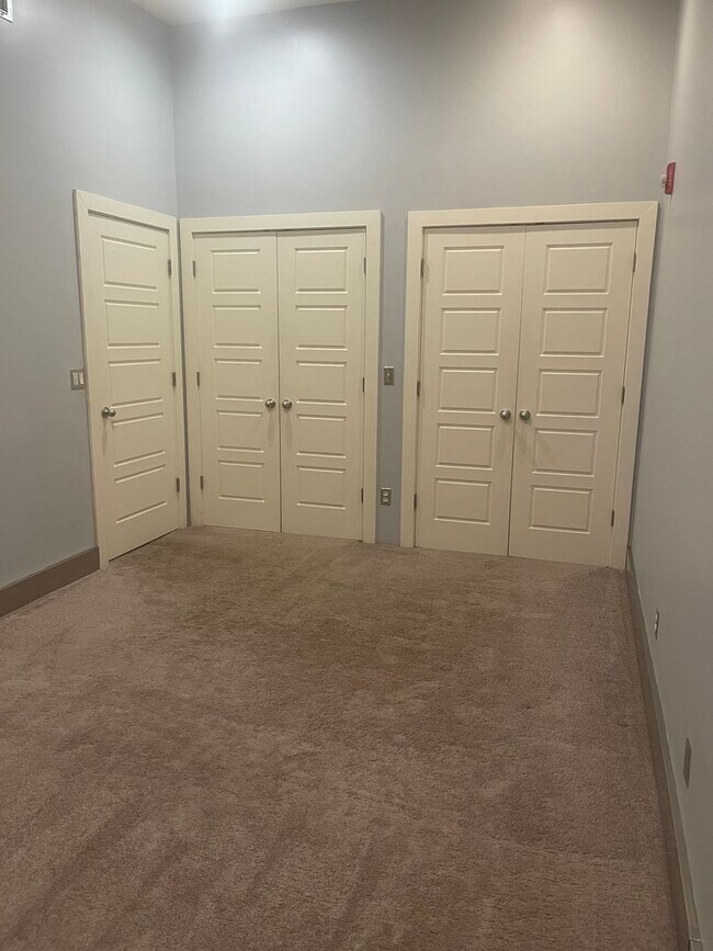 Building Photo - Chic Downtown Loft – 2 Bed | 1 Bath | Hear...