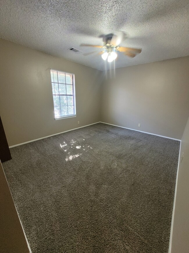 Building Photo - 3 bed 2 bath and 2 car garage!