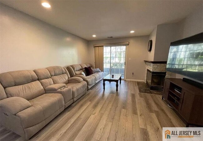 Building Photo - 802 Meadow Ct