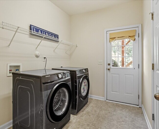 Building Photo - Gorgeous Townhome in Great Raleigh Location!