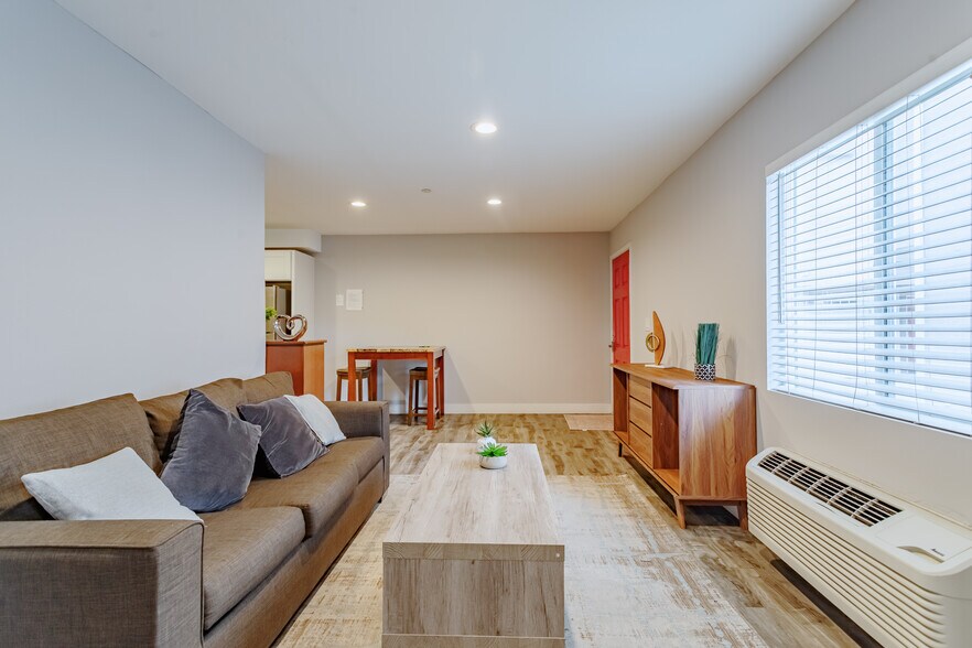 Building Photo - 1252 W 37th Dr