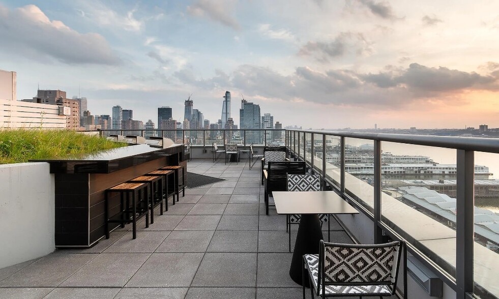 Building Photo - 606 W 57th St