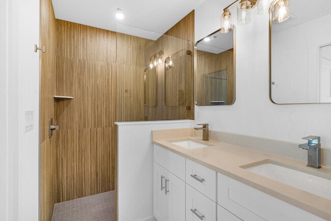 Building Photo - 706 S Brevard St